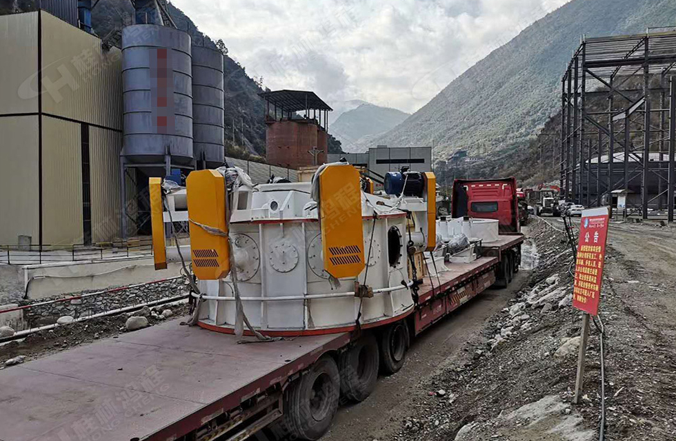 廣西桂林鴻程磨粉機董事長容棟國、總經(jīng)理林總親臨磨機安裝現(xiàn)場指導工作