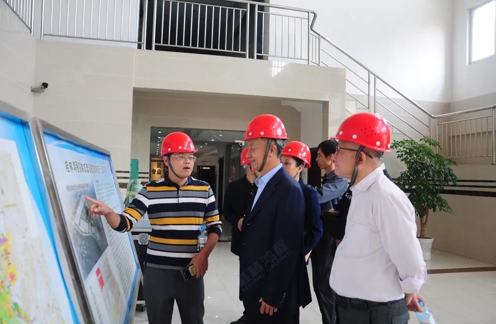 桂林鴻程容北國副董事長(zhǎng)引領(lǐng)業(yè)協(xié)會(huì)一行參觀